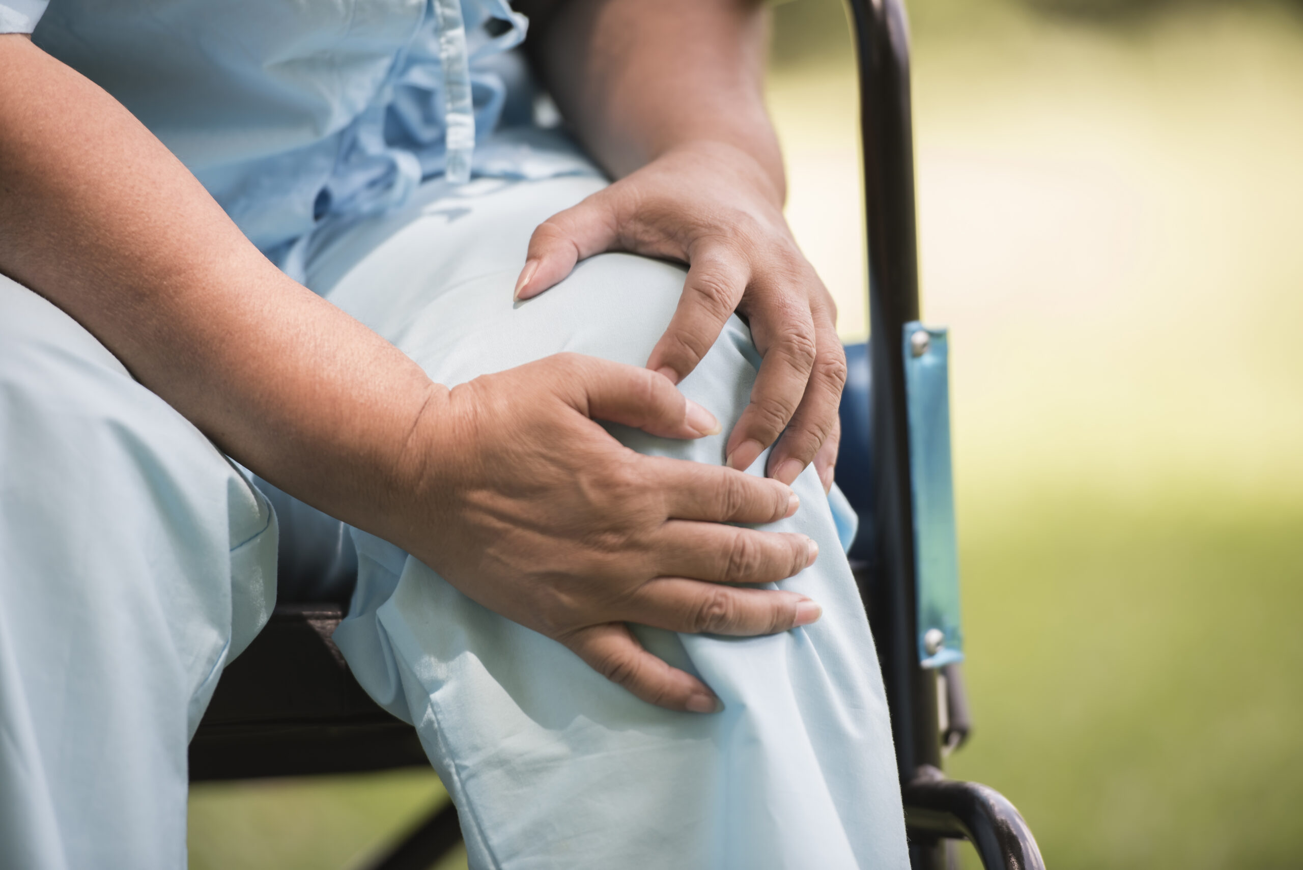 Bone-on-Bone Knee Pain: What Beaumont Patients Can Do Before Committing to Knee Replacement